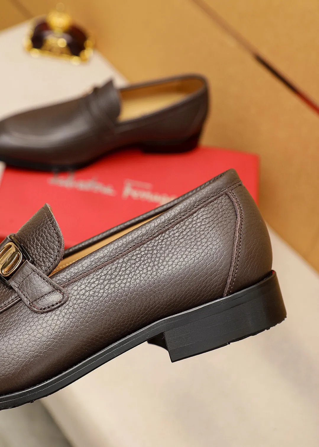 Men's shoes 💰460 💐 Product trademark: Ferragamo "Ferragamo" casual leather shoes Regular size: 38-44 (45.46🉑️customized) Product materials: Selected imported first-layer pebbled cowhide leather upper + luxury hardware buckle, imported water-dyed cowhide leather lining. Strong three-dimensional visual effect, original outsole color: 2 colors available